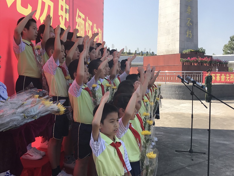 缅怀革命先烈 弘扬爱国精神