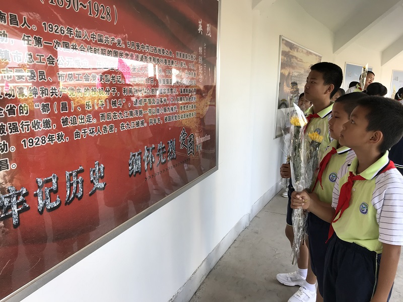 缅怀革命先烈 弘扬爱国精神