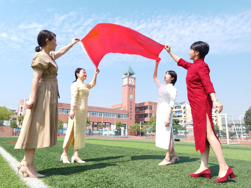 庆祖国华诞,向国旗敬礼
