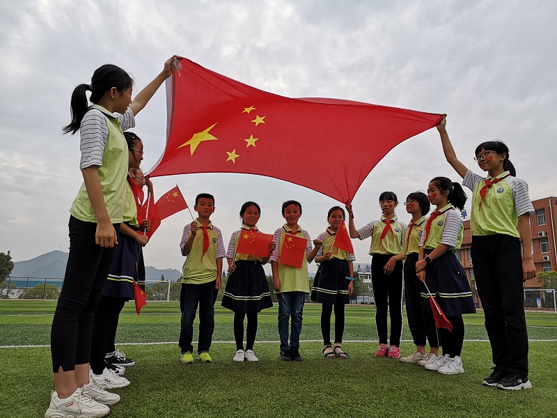 庆祖国华诞,向国旗敬礼