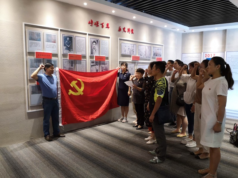 ����ʵ��Сѧȫ�嵳Ա���о���Сѧ��չ��ɫ�����ֳ�ѧ�