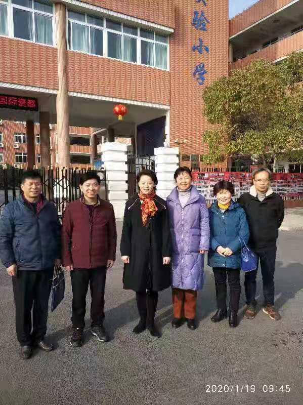 �н������쵼�ڲ���ʵ��Сѧ�쵼��ͬ�´���ǰ�߷�ο����У�����Ͻ�ʦ