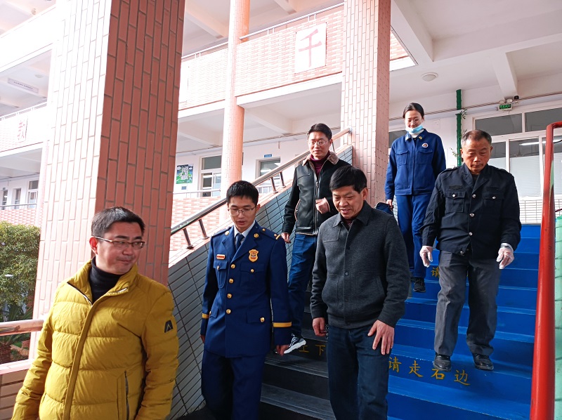 严守安全底线 开展安全排查 ——昌河实验小学联合南河消防救援大队开展冬季消防安全大排查