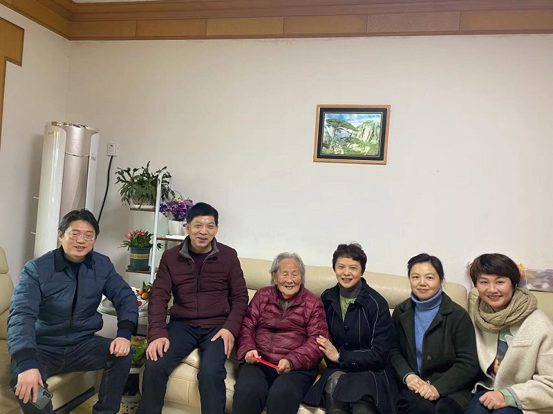 ��ϵ�Ͻ�ʦ �ػ�ů���� �����н������쵼�߷�ο�ʲ���ʵ��Сѧ�����Ͻ�ʦ