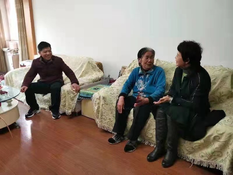 ��ϵ�Ͻ�ʦ �ػ�ů���� �����н������쵼�߷�ο�ʲ���ʵ��Сѧ�����Ͻ�ʦ
