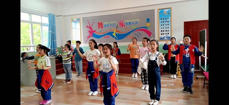�κ�����Զ������ɫ�γ���ͯ�ġ�������ʵ��Сѧ�κ�����ʵ