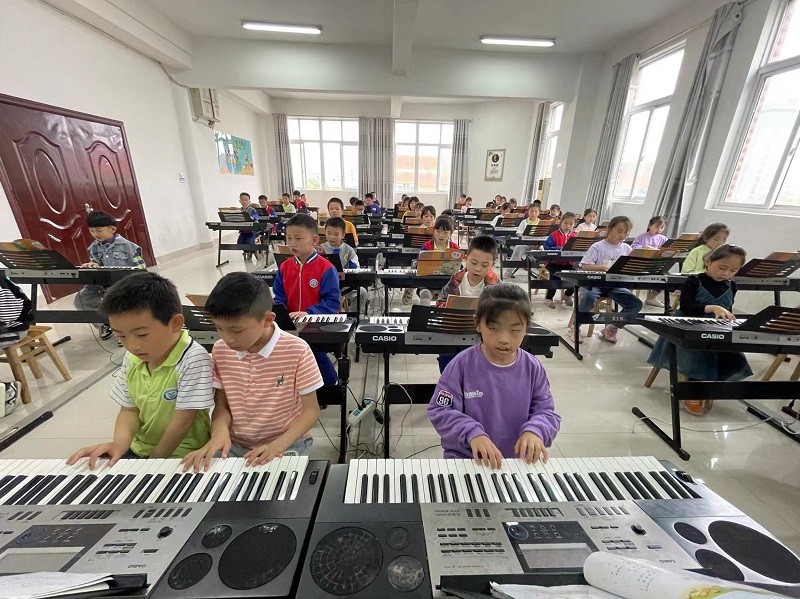 �κ�����Զ������ɫ�γ���ͯ�ġ�������ʵ��Сѧ�κ�����ʵ