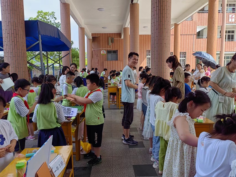 ���ۺ�������һ�����ӡ� ͯ������������ ��������ʵ��Сѧ�ٰ조����һ��ˮ��ƴ�̼���Ƥ�������