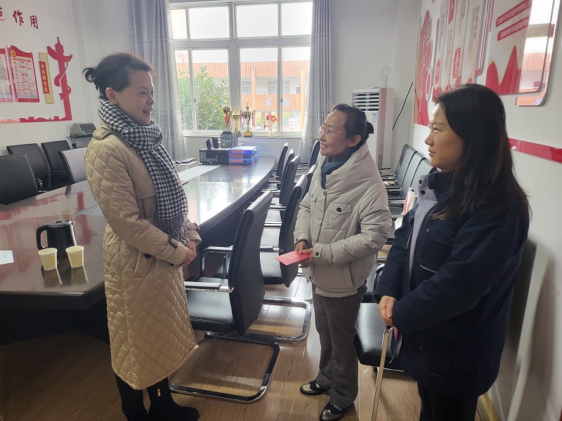 ��ĩ�߷��͹ػ� ��ǰο��ů���ġ����н���ֿ�չѧУο������Ⱥ�ڼ���Ա�