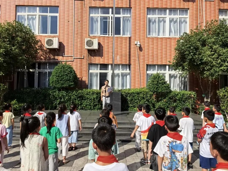 昌河实验小学举行2025年秋季开学典礼校长以“目标、行动、坚持”寄语师生,共迎第41个教师节