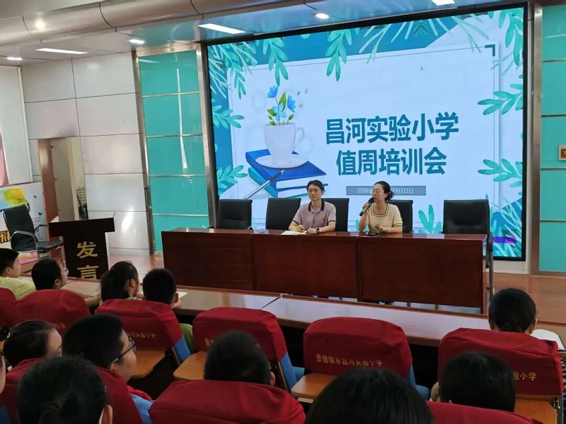 ����ʵ��Сѧ�ٿ��༶ֵ�ܹ�����ѵ�� ����У԰������ʯ