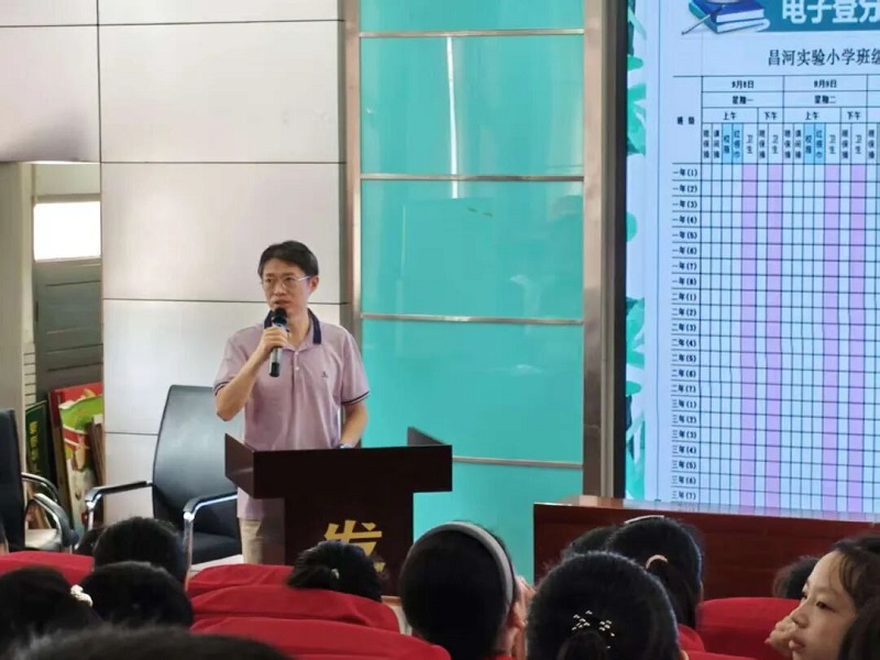 ����ʵ��Сѧ�ٿ��༶ֵ�ܹ�����ѵ�� ����У԰������ʯ